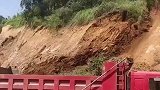 山体滑坡把挖机淹没，众人一看不敢靠近