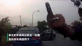 超车不满车辆没礼让 路怒男子持长刀砍对方挡风玻璃被捕