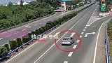 高速出口两车不守规矩，最终撞在一起