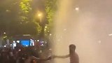 自制喷泉！巴黎狂热球迷这是干爆了路边消防栓？