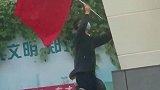 两名大一新生合力将国旗重新插好