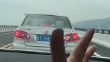 堵车太无聊，居然和前面的小朋友，玩起了石头剪刀布！