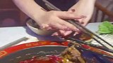 女子和朋友吃火锅，吃前互相抢肉吃后互相让肉