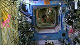 美国宇航员教你如何在太空吃菠菜，你学会了吗？
