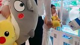 网红大个小伙陪女朋友抓娃娃，最萌身高差，真是太有喜感了