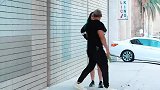国外恶搞：在公共场所打女人，路人的反应很暖心啊！