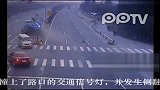 最惨烈车祸摩托男惨遭闯红灯货车