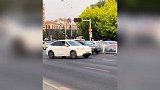 交警拦截轿车，司机强行冲卡撞倒铁骑，警方,司机涉嫌套牌已控制