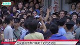 窦文涛问成龙：你能打过李小龙么？成龙的回答让网友全炸锅了