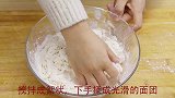 春饼薄如纸的技巧，只要掌握2个步骤，柔软劲道，一次10张不够