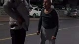 男子路上偶遇迷路老人，他脱下了衣服为老人披上还报了警