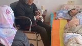 96岁母亲来看望66岁女儿，她从手绢里颤颤巍巍拿出一些钱塞给女儿