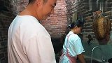 包立春心血来潮买一只公鸡，桃子姐做一盘椒麻鸡，一家人吃的美滋