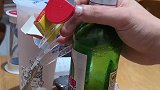 腼腆男孩做了新美甲