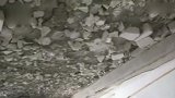 哈尔滨一居民楼房顶深夜坍塌 家具全被掩埋