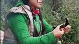 在大山里挣几十块钱一点都不容易，肚子饿了吃什么都香