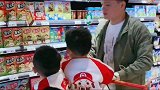 三胞胎宝爸带着儿子们逛超市，三胞胎在前面拿，爸爸跟在后面放
