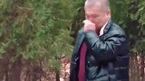 爸爸忍不住落下了泪水，悄悄对孩子说了句爸妈想你了