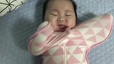 宝宝好无奈！这可真是亲妈！为了防止小宝宝吃手竟然这样做！