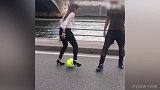 妹子街头穿着高跟鞋踢球 各种穿裆路人眼花缭乱