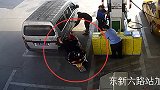 坑妈！女司机给摩托加油突被女儿拧油门 连人带车猛冲险撞人