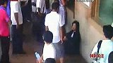 实拍北京女子情绪失控抽刀欲割腕 民警徒手夺刀-9月3日