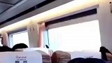 这俩人是吵完架拿窗户撒气吗
