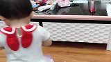 肉肉碰倒妹妹后，表现的一脸担忧，这演技还真不是盖的