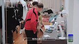 何雯娜父母为女儿准备“嫁妆”母亲要嫁女儿忍不住落泪