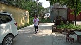 小光胳膊骑车摔伤，二姑拿香蕉和纯牛奶看望小光，小光为啥生气了