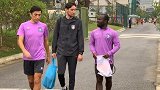 泰达赛前公开训练全员到齐 荣昊在列艾哈迈多夫和队友交流不断