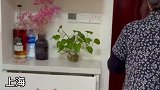 两年没回国的孙女，假装快递员给奶奶惊喜