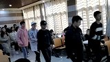 大学开设扭秧歌课程 男生：不知道手该往哪放 脚该往哪走