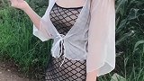 包臀裙小姐姐笑容很甜美，是不少宅男心目中的女神呢