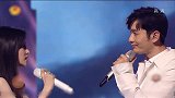 黄晓明一袭白衣搭档张碧晨唱《想见你》，深情对视甜到网友呼叫Baby