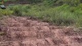 路虎在颠簸路段玩越野
