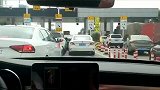 收费站强行加塞，光头大哥开始电话摇人？