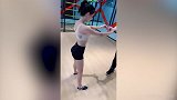 小姐姐背心短裤练深蹲 性感身材清纯模样教练都爱教