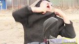小伙骑车反穿衣服,结果遇上车祸,最后结局太搞笑了