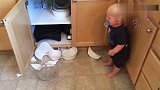 调皮宝宝在厨房将碗打烂，接下来爸爸的做法，值得中国父母学习