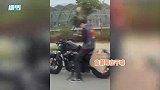 俞灏明骑机车像小矮人，差距太大成搞笑买家秀，停车拿手机退货？