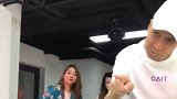 条子哥跳舞也不忘耍酷，摘下帽子的那一刻，网友们内心沸腾了！