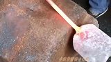 废弃不用的旧铲子，被手艺人一番加工，瞬间变成锄头！