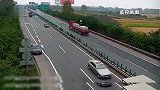 劫后余生，宝马车高速路上抛锚，车主听从交警指挥逃过一劫