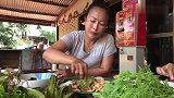 大婶在家门口直播吃米线，青菜全部生吃，只能说肠胃消化力真好