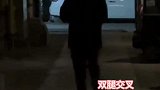 男子夜间上演花式摔炮，女朋友一旁笑出鹅叫