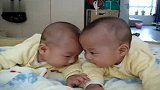 [搞笑]超可爱的双胞胎硕硕果果