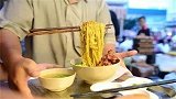 越南有家“神奇面馆”，筷子能够悬空中还不会掉，原因为何呢？
