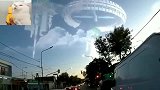 天空出现多个巨型UFO，美国男子拍下清晰画面