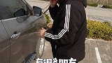 汽车钥匙忘在车里，车自动落锁了，怎么办？汽车懂车小知识汽车
